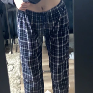 Pyamasbyxor  - Säljer dessa super snygga och trendiga pyamasbyxor. Långa för mig som är 170 cm, mycket pösiga och snygga att ha till vardags.⚡️⚡️Priser diskuteras