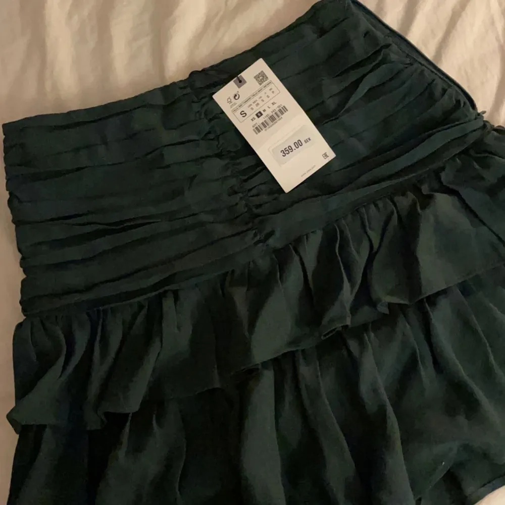 Jätte söt grön kjol från Zara som är helt slutsåld i storlek S, prislappen sitter kvar! 💞. Kjolar.