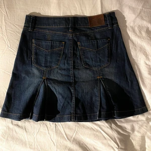 Jeanskjol - Cool minikjol köpt secondhand från märket esprit. Har inte kommit till mycket användning nu på vintern och behöver pengar så därför säljer jag! Om frågor kontakta mig eller kommentera :)