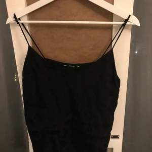 Linne  - Säljer mitt svarta mönstrade linne. Vet ej vart den är ifrån då lappen är bortklippt men den är i storlek S. 30kr+frakt