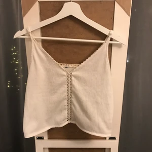 Linne  - Säljer mitt jättesöta linne från h&m, lappen är bortklippt men den är i storlek XS. 30kr+frakt