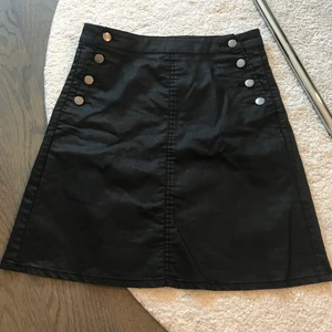 Jeanskjol - Jag säljer en ursnygg kjol i storlek 34 men som tyvärr är för stor för mig, den är aldrig andvänd, köp direkt för 99