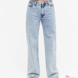 Säljer de populära ”Yoko” jeansen från Monki. Hur snygga som helst! De är i storlek 27 och skulle säga att de passar de som har S i byxor, perfekt längd ner till anklarna på mig som är ca 165 cm lång. Köpte för 400 och säljer för 150 kr + frakt <3