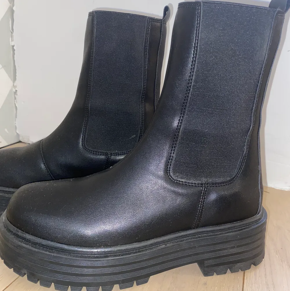 Helt oanvända boots från Nelly.com. Supersnygga men inte rikigt min stil, nypris 600kr. Frakt tillkommer eller mötas upp nära Jönköping . Skor.