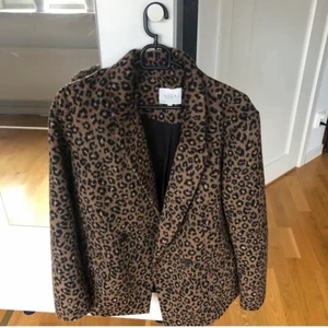 Jacka  - Leopardjacka från VILA storlek 38, superfin men kommer tyvärr inte till den användning den förtjänar! Köparen står för eventuell fraktkostnad✨