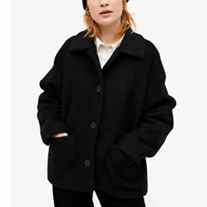 Kappa monki - Svart kappa från monki, storlek xxs. Passar mig som är xs-s, men eventuellt även m då den sitter oversized på mig. Slutsåld. Säljer endast vid bra bud. Den är i nyskick eftersom den endast är använd 1 gång.  Säljer även en likadan i beige, i stolek xs även den slutsåld. Nypris 600