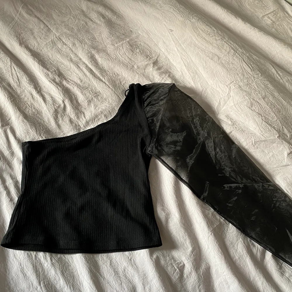 En as cool svart tröja köpt på emporia i Skåne men kom inte till användning. Aldrig använd! 💜. Toppar.