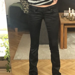 Skinande byxor  - Jätte fina lågmidjade svarta skinande byxor som tyvär är för små för mig 🥰