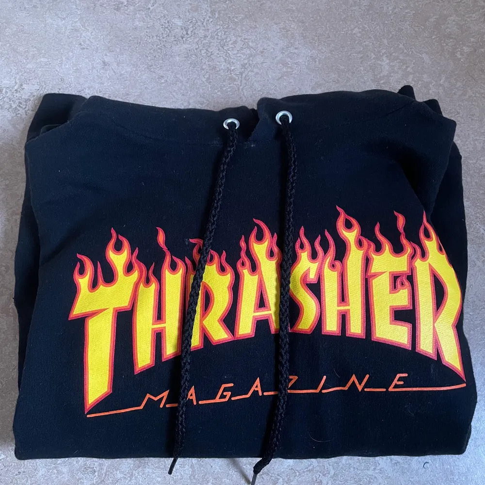 Äkta Thrasher flame hoodie i storlek S, använd fåtal gånger känns som ny. Säljs pga att det inte längre är min stil. (Frakt beror på plaggets storlek) 💞. Tröjor & Koftor.