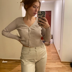 Stickad strass kofta strl M (oanvänd)  - Oanvänd stickad kofta med strass på, lappen kvar oanvänd storlek M, långa ärmar och stretchig så L funkar också 