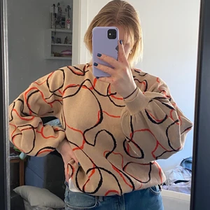 Tröja  - Härligt tröja med härligt tryck i svart och rött, tröjan i säg är ljusbrun/beige💜 Köparen står för frakt, pris kan diskuteras 🛵