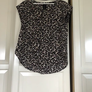 Leopardblus  - Kortärmad blus med leopardmönster🤍 Blusen är sparsamt använd därav i mycket bra skick✨. Är från märket Only. Orginalpris är ca 200kr men jag säljer den för 60kr.