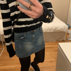 Kjol - Kort jeanskjol! Svinsnygg i både höst, vår o sommar🤩Storlek är 36, passar mig( är ca 160cm) men lite stor i midjan. Kontakta vid frågor/intresse;))