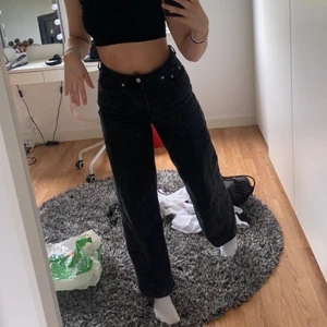 Straight jeans - As snygga svarta jeans. Säljer då dom blivit lite små för mig vilket är väldigt synd för dessa har varit mina FAVVO byxor.   As sköna, snygga och formar sig så snyggt i midjan och rumpan. 