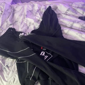 Madlady set - Super snyggt madlady set i stl xs! Använt några ggr, men super fint skick! Vissa mönster har lite mini små sprickor men inget man tänker på.