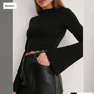 Na-kd topp - Säljer denna söta topp från na-kd. Köpt för 249 men säljer för 179🌼💛🤩