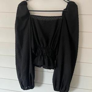 Topp - Jättefin topp från Chiquelle storlek 36! Använd ett fåtal gånger, prickigt material!