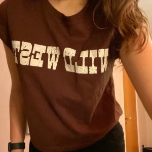 brun tshirt  - tshirt med trycket ”Wild West”. Använd 1-2 gånger. Storleken är L, men sitter bra på mig som använder S.