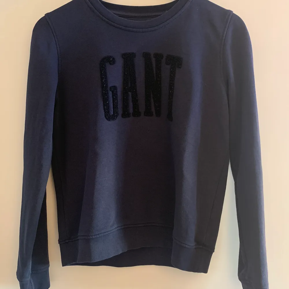 Fin mörkblå Gant tröja, säljer för 120kr💙 köparen står för frakt 💙. Tröjor & Koftor.