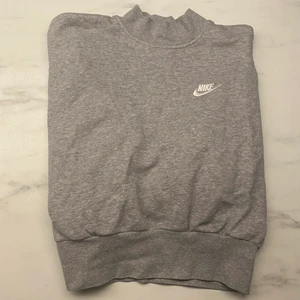 Äkta 90’s vintage sweatshirt  - Supersnygg i kort modell med mudd. 