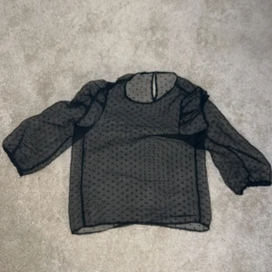 Pieces strl s - Söt fest topp. Den är väldigt genomskinlig så man får ha ett linne under. Pris+frakt❤️‍🩹