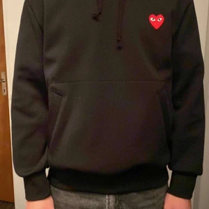 Comme des garcons  - Säljer min (cdg) hoodie i storlek L men sitter som en M. Jag är 181cm. Tröjan är knappt använd. Nypris: 2500kr nu 1400kr