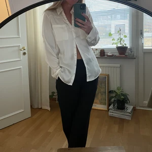 Cremefärgad silkesblus - En superfin silkesblus i creme/vit färg. Passar stl XS-S🌼 sparsamt använd så i nytt skick!