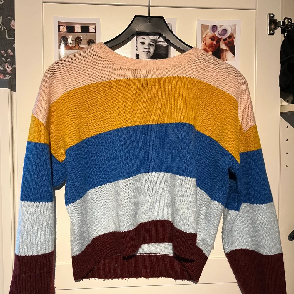 Supermysig och fin stickad tröja från HM. Älskar färgerna men säljer då den är lite för liten för mig💘. Tröjor & Koftor.
