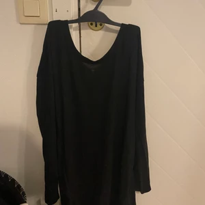 Lång tröja - Svart lång tröja med dragkedja i ryggen. Från gina tricot i storlek s.