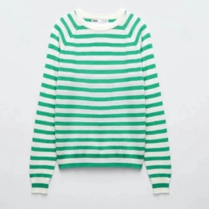 Grön Och Vit Randig - Säljer min jättefina grön- och vitrandiga stickade tröja från Zara som ej går att köpa längre. Super skönt mjukt material. Tröjan är i storlek M men sitter perfekt på mig som är S/XS. Säljer pga att den ej kommer till användning. 🥂🌺