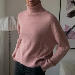 Rosa polotröja - Ljusrosa polotröja i storlek S💗 Supermysig nu på vintern och till våren! 