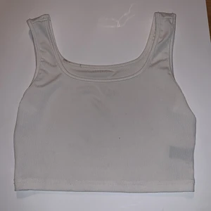 Vit topp - Säljer denna vita topp från shein som är andvänd 3 gånger. Den är i bra skick🥰