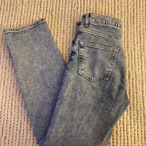 Jeans i en rak modell från MANGO, stl. 34, tighta upptill men raka och mer ”avsappnade” nertill. 