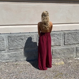 Balklänning  - Säljer nu min otroligt fina balklänning då den inte kommer komma till användning. Jag är 166cm lång och den är aningen för lång för mig men passar perfekt med ett par klackar! Endast använd 1 gång.