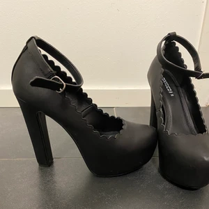 H&M klackskor - Klackskor med 14,5cm klack, använda två gånger. Bra skick, kan skicka mer bilder. Köpt för 399kr, säljs för 150kr+frakt, men kan förhandlas vid snabb affär