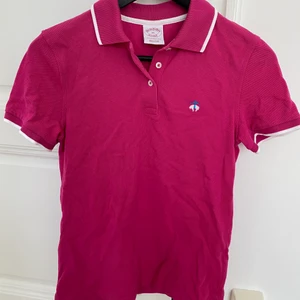 Brooks Brother piké (från Australien) - Plagget är köpt i Australien och finns inte längre kvar på marknaden. Pikén är i mycket bra skick och har fin passform. Storlek: XS