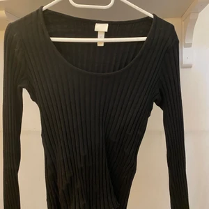 Topp - Svart topp i strl Xs. Några väck på tröjan som inte syns när den är på, går säkert att sträcka bort