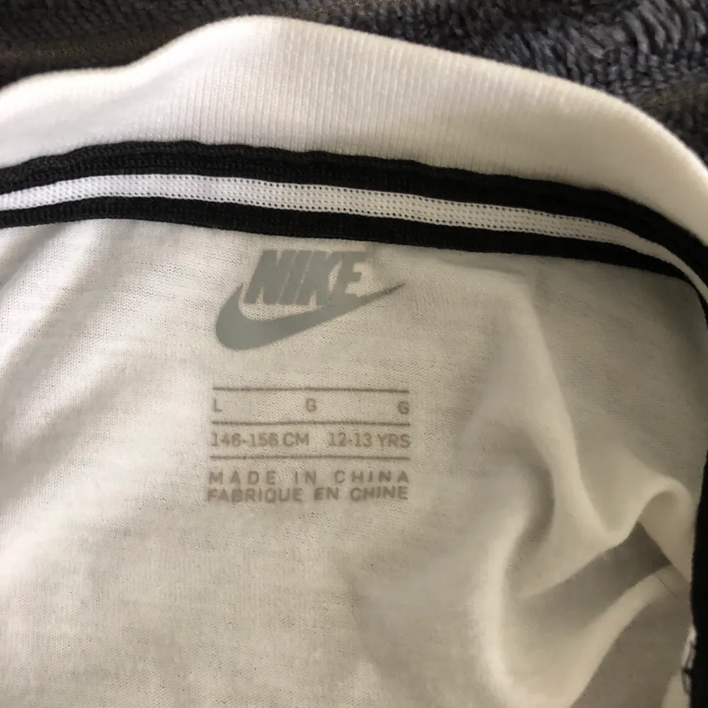 Vit Nike t shirt i storlek S, använd fåtal gånger. 😊. T-shirts.