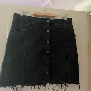 Svart knappkjol - En söt knappkjol från Gina tricot, frakt tillkommer på 40 kronor✨ kontakta mig gärna vid frågor 