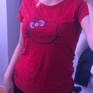 Hello kitty tröja - Röd hello kitty tröja från Sanrio! Köpt nyligen och använt ca 5 gånger. Inga slitningar, jättefint skick! Äkta och köpt för 300kr❤️ storlek M men ganska liten så skulle säga närmare S.