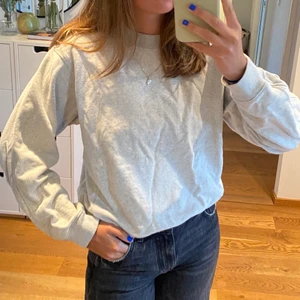Uniqlo sweatshirt - Älskar denna, så najs modell med lite tjockare material💓💓💓