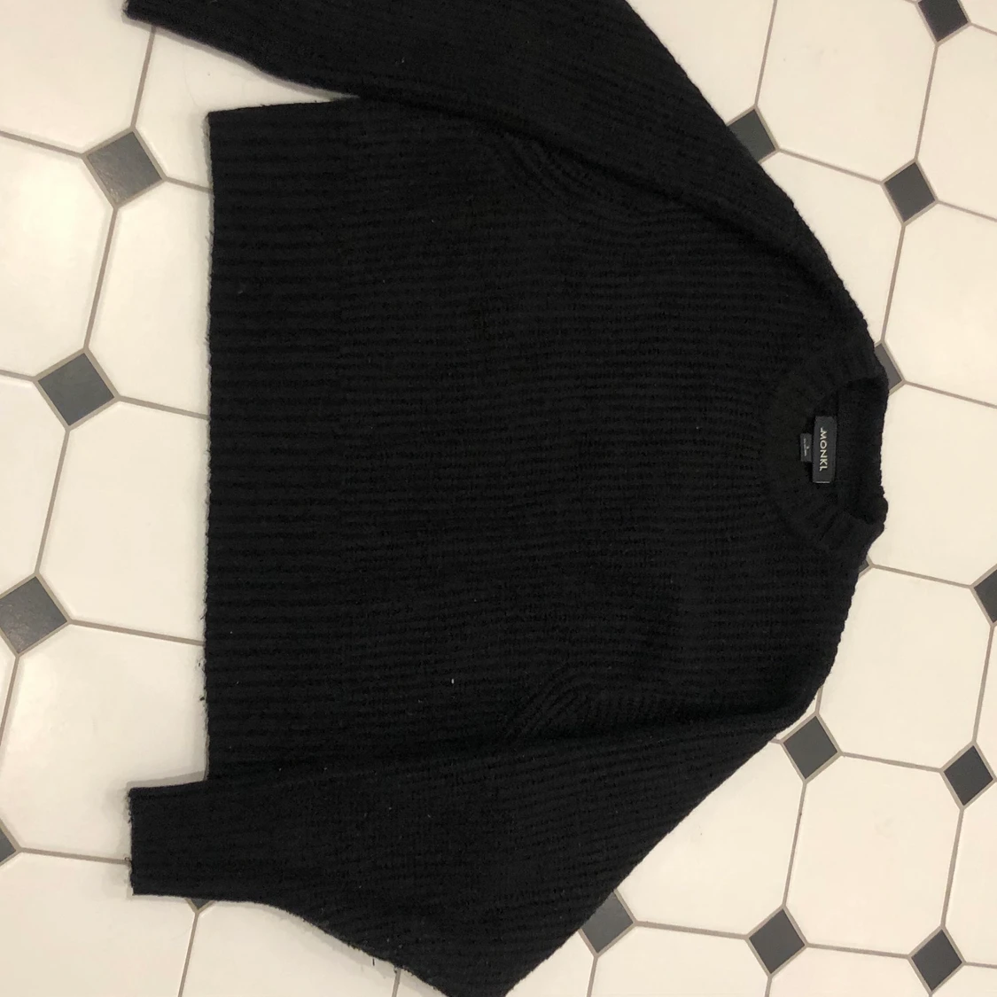 Stickad svart tröja. 