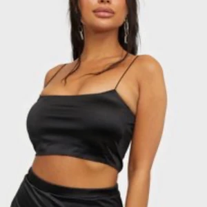 Nelly topp svart - ALDRIG ANVÄNT, prislapp kvar!!💖 i typ ett skinn Lily material 