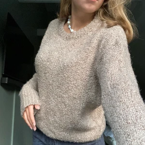 Beige stickad tröja - Säljer denna supersköna beigea stickade tröjan från NAKD! I storlek M men passar mig som är XS/S. Fint skick!🤎 Bara att kontakta för frågor! 