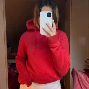 Supermjuk röd hoodie - En jätteskön röd hoodie från lager 157 i storlek S. Superkönt material inuti, fin luva och bra passform. 