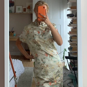 Cheongsamklänning  - Intressekoll på väärldens finaste klänning!! En klassisk kinesisk cheongsamklänning, köpt second hand. Lite skeptisk till att sälja men hoppas att den kan få mer användning hos någon annan! Den är ganska stor så hade behövt sy in men har använt med en bälte vilket funkat skitbra! Köparen står för frakt, betalning sker via Swish☺️