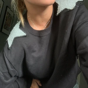 Sweatshirt med stjärnor mango - Såå fin sweatshirt från mango med stjärnor på axlarna i nyskick och storlek s!❤️ frakten står köparen för!
