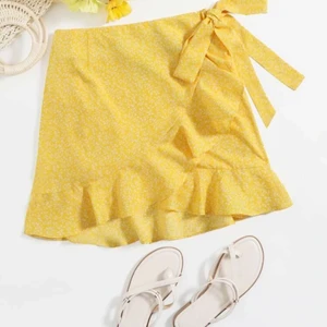 Fin kjol - LÄGGER UPP IGEN PGA OSERIÖS KÖPARE !!!!!!!! Säljer den här jättefina gula kjolen från shein. Väldigt populär, men inte riktigt min stil💛 Köpare står för frakt