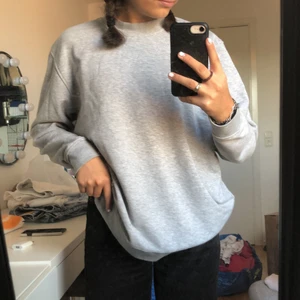 grå sweatshirt  - runt ett halvår gammal, bra skick, lite oversized.