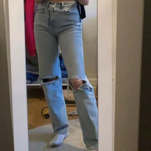 Jeans - Säljer mina jättesnygga populära jeans från ginatricot! de är köpta för ca 3 månader sedan och använda ett fåtal gånger! Strl: 32, nypris är 600 kr i butik!🤍köparen står för frakt!